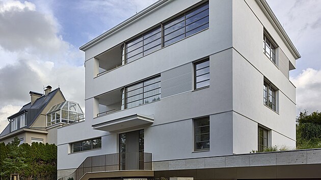 Stavba sv�m �e�en�m respektuje danou vilovou �tvr�.