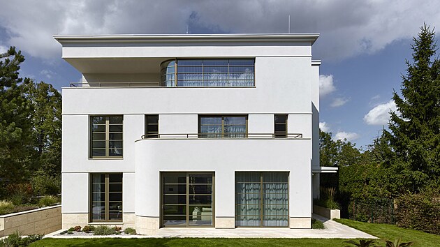 Vila m� t�i nadzemn� a jedno podzemn� podla��.