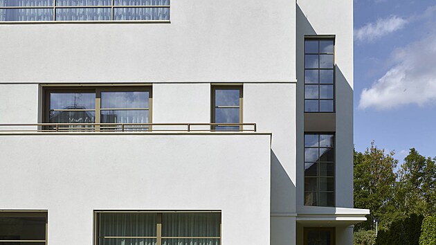 Velkorys� prosklen� plochy a prostorov� tvarov�n� lod�i� odleh�uje hmotnost stavby.