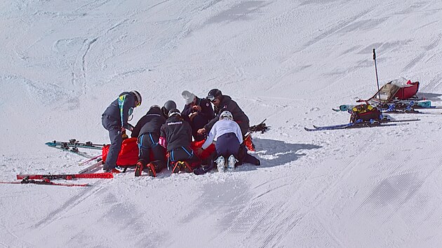 Zdravotn�ci se skl�n�j� nad americkou ly�a�skou hv�zdou Lindsey Vonnovou po...