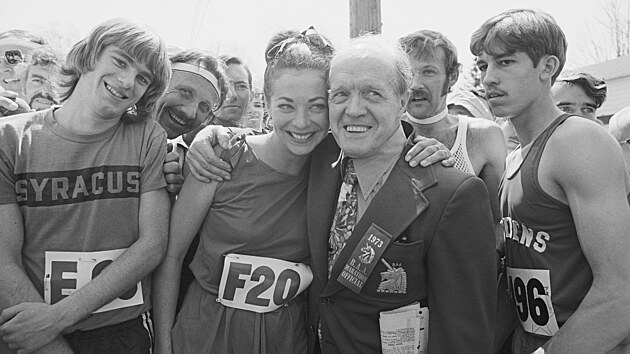 Jock Semple (sağda), uzun süredir Boston Maratonu organizatörü...