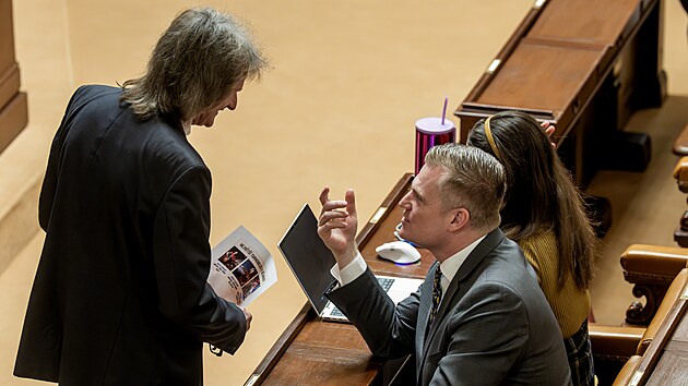 Pokra�uje mimo��dn� sch�ze Sn�movny k hlasov�n� o ned�v��e vl�d� premi�ra Andreje Babi�e. Na sn�mku Filip Turek (Motorist�) a Miroslav �ev��k (SPD). (4. �nora 2026)