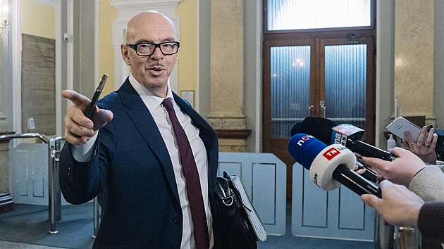 Jedn�n� koali�n� rady ANO, SPD a Motorist� prob�hlo bez ��asti premi�ra Andreje Babi�e a vicepremi�ra Karla Havl��ka z ANO, kte�� jsou v Bavorsku. Na sn�mku ministr kultury Oto Klemp��. (9. �nora 2026)