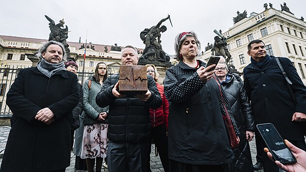 Ob�ti sexu�ln�ho n�sil� v c�rkvi p�i�ly na setk�n� s prezidentem Petrem Pavlem. Donesly mu symbolick� dar. (5. �nora 2026)