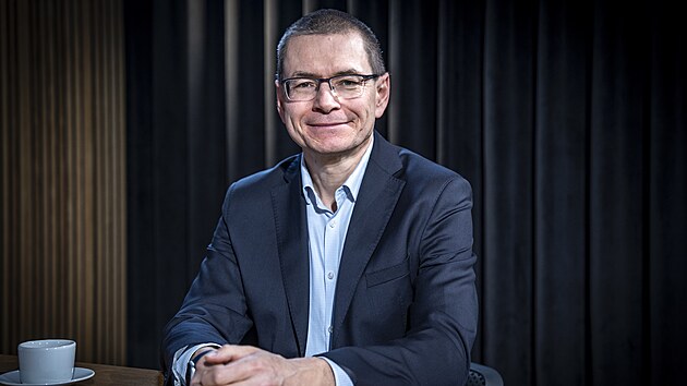 Hosty po�adu iDnes Lounge na t�ma Investice jsou  Vladim�r Holovka, �editel XTB, Martin �ez��, vedouc� pobo�ky v �R Erste Asset Management, moder�tor Vladim�r Vok�l a Richard Podpiera (na sn�mku), v�konn� �editel odpov�dn� za investice v �SOB. (2. �nora 2026)