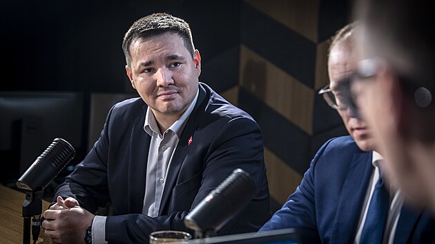 Hosty po�adu iDnes Lounge na t�ma Investice jsou  Vladim�r Holovka (na sn�mku), �editel XTB, Martin �ez��, vedouc� pobo�ky v �R Erste Asset Management, moder�tor Vladim�r Vok�l a Richard Podpiera, v�konn� �editel odpov�dn� za investice v �SOB. (2. �nora 2026)