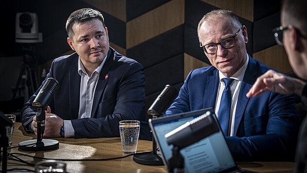 Hosty po�adu iDnes Lounge na t�ma Investice jsou  Vladim�r Holovka (na sn�mku vlevo), �editel XTB, Martin �ez�� (na sn�mku), vedouc� pobo�ky v �R Erste Asset Management, moder�tor Vladim�r Vok�l a Richard Podpiera, v�konn� �editel odpov�dn� za investice v �SOB. (2. �nora 2026)