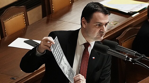 �Nebojuje za ��d a klid, nesp� bojuje s temnou str�nkou sv� osobnosti,� kritizuje Macinka ve Sn�movn� prezidenta Pavla. (4. �nora 2026)