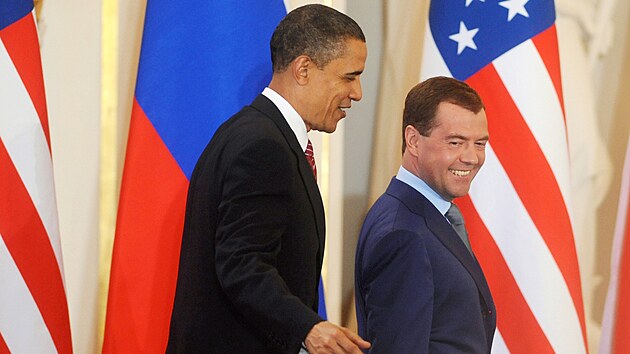 B�val� prezident Ruska Dmitrij Medved�v (vpravo) a americk� prezident Barack Obama (vlevo) spole�n� odch�zej� po podpisu �Nov� smlouvy START�. Tato smlouva byla podeps�na na Pra�sk�m hrad� b�hem n�v�t�vy Baracka Obamy v �esk� republice. (8. dubna 2010)