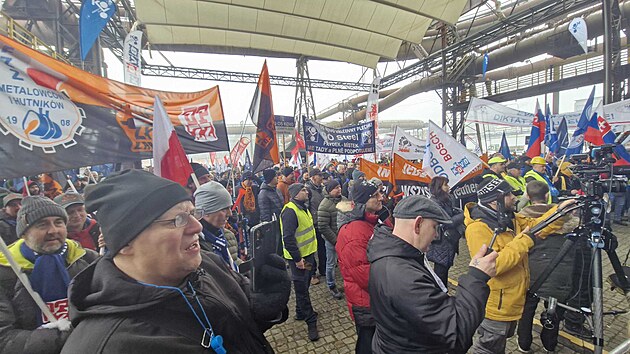 Stovky odborá�� se se�ly v Ostrav� na mítinku na podporu evropského pr�myslu....