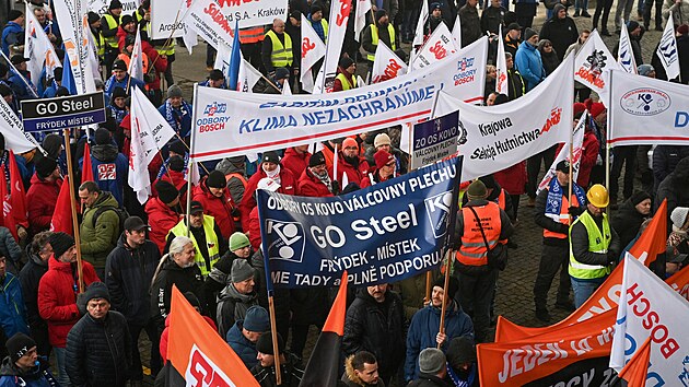 Stovky odbor��� se se�ly v Ostrav� na m�tinku na podporu evropsk�ho pr�myslu. Po�aduj� mj. revizi emisn�ch povolenek. Mnoho ��astn�k� je z Polska. (5. �nor 2026)