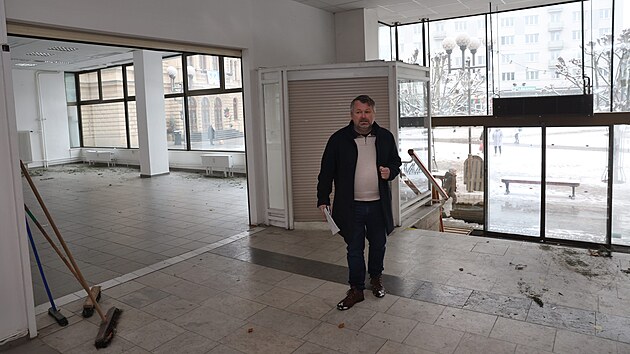 9. �nora 2026 v 11.00 se za�ala ps�t nov� historie Horn�ho n�m�st� v Opav�. Za�ala tam toti� prvn� etapa demolice Slezanky � v �seku od st�vaj�c�ho vstupu po pr�chod u kostela. Srovnan� se zem� m� b�t v dubnu. Na m�st� vyrostou nov� bytov� domy, podzemn� parkovi�t� a velkokapacitn� s�l pro kulturu i spole�ensk� akce.