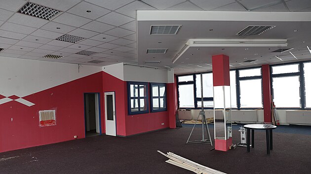 9. �nora 2026 v 11.00 se za�ala ps�t nov� historie Horn�ho n�m�st� v Opav�. Za�ala tam toti� prvn� etapa demolice Slezanky � v �seku od st�vaj�c�ho vstupu po pr�chod u kostela. Srovnan� se zem� m� b�t v dubnu. Na m�st� vyrostou nov� bytov� domy, podzemn� parkovi�t� a velkokapacitn� s�l pro kulturu i spole�ensk� akce.