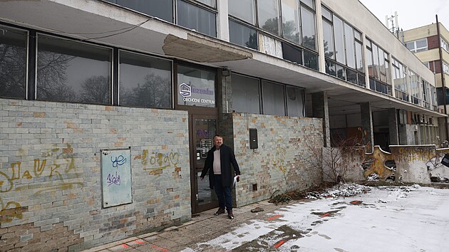 9. �nora 2026 v 11.00 se za�ala ps�t nov� historie Horn�ho n�m�st� v Opav�. Za�ala tam toti� prvn� etapa demolice Slezanky � v �seku od st�vaj�c�ho vstupu po pr�chod u kostela. Srovnan� se zem� m� b�t v dubnu. Na m�st� vyrostou nov� bytov� domy, podzemn� parkovi�t� a velkokapacitn� s�l pro kulturu i spole�ensk� akce.