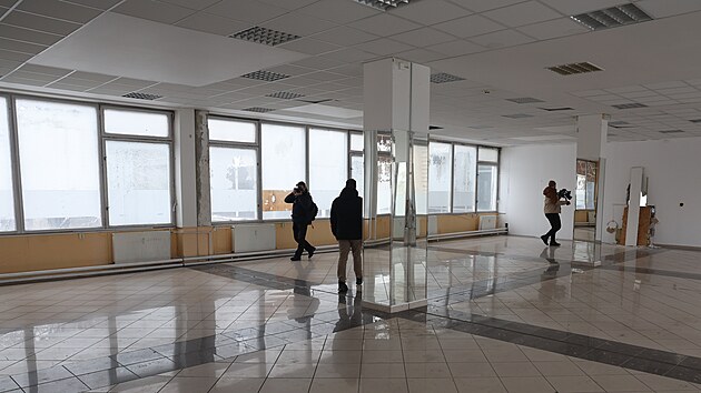 9. �nora 2026 v 11.00 se za�ala ps�t nov� historie Horn�ho n�m�st� v Opav�. Za�ala tam toti� prvn� etapa demolice Slezanky � v �seku od st�vaj�c�ho vstupu po pr�chod u kostela. Srovnan� se zem� m� b�t v dubnu. Na m�st� vyrostou nov� bytov� domy, podzemn� parkovi�t� a velkokapacitn� s�l pro kulturu i spole�ensk� akce.