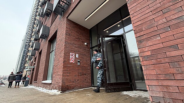 Ru�t� vy�et�ovatel� pracuj� v bytov�m dom� v Moskv�, kde byl post�elen z�stupce ��fa rusk� vojensk� rozv�dky GRU Vladimir Alexejev. (6. �nora 2026)