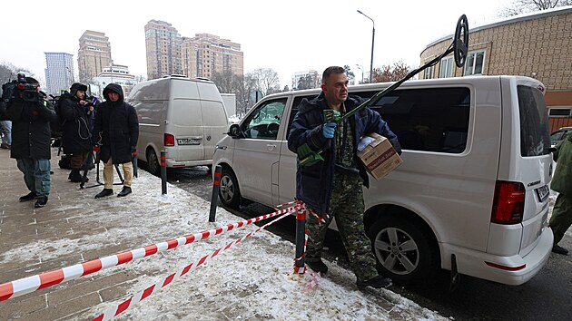 Ru�t� vy�et�ovatel� pracuj� v bytov�m dom� v Moskv�, kde byl post�elen z�stupce ��fa rusk� vojensk� rozv�dky GRU Vladimir Alexejev. (6. �nora 2026)