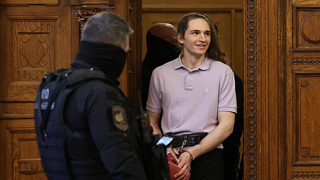 Nebin�rn� aktivistka Maja T. obvin�n� z napaden� a zran�n� neonacist� se ��astn� sly�en� u soudu v Budape�ti. (4. �nora 2026)
