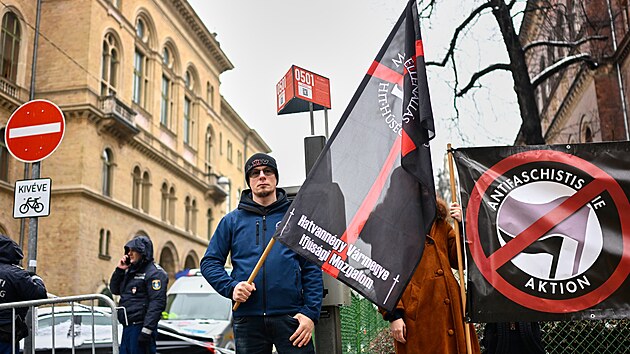 �lenov� krajn� pravicov� skupiny dr�� transparenty p�ed budovou Krajsk�ho soudu v Budape�ti. (4. �nora 2026)