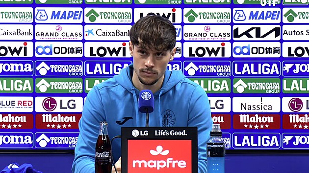 Srbsk� k��deln�k Veljko Birman�evi� na tiskov� konferenci Getafe.