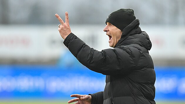Roman Skuhrav�, tren�r fotbalist� Slov�cka, v Jablonci.