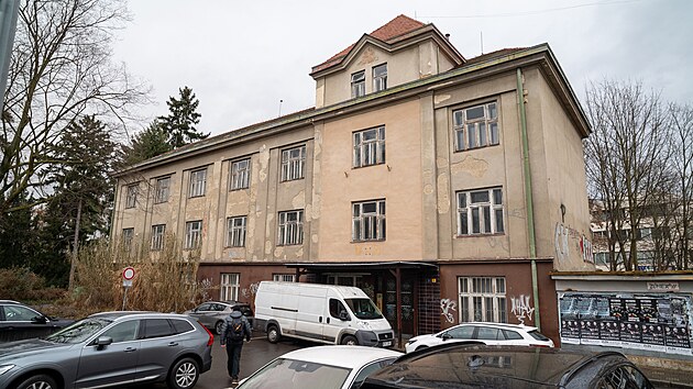 Zl�n chce ch�traj�c� budovu soudu strhnout, pam�tk��i zat�m nesouhlas�. Na jeho m�st� m� vyr�st multifunk�n� d�m. (�nor 2026)