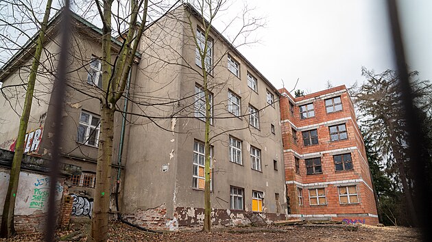 Zl�n chce ch�traj�c� budovu soudu strhnout, pam�tk��i zat�m nesouhlas�. Na jeho m�st� m� vyr�st multifunk�n� d�m. (�nor 2026)