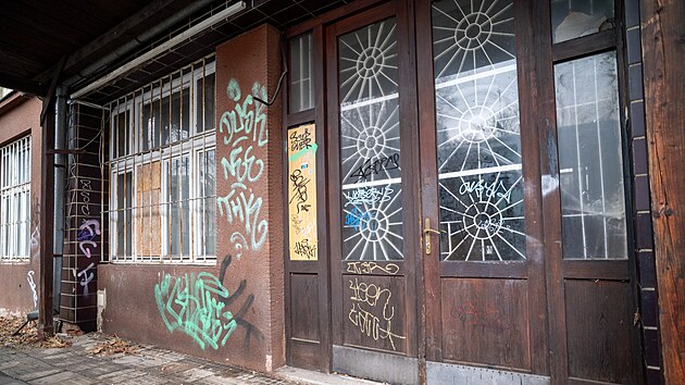 Zl�n chce ch�traj�c� budovu soudu strhnout, pam�tk��i zat�m nesouhlas�. Na jeho m�st� m� vyr�st multifunk�n� d�m. (�nor 2026)