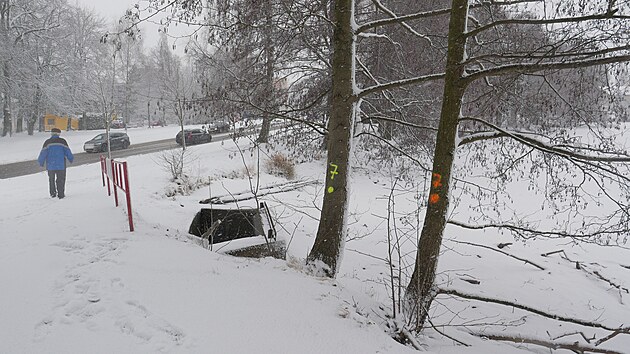 Oprava �ek� hlavn� hr�z a vyslou�il� v�pustn� za��zen�.