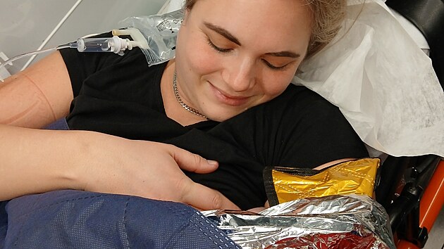 Prvn� spole�n� vte�iny. Maminka se u� v bezpe�� sanitky usm�v� na malou Ani�ku, kter� se narodila ne�ekan� v ter�nu.