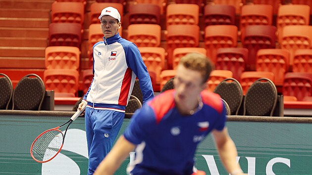 Kapit�n �esk�ho daviscupov�ho t�mu Tom� Berdych (na sn�mku) v���, �e dom�c� celek �vodn� kvalifika�n� kolo proti �v�dsku zvl�dne i navzdory vynucen� absenci Jakuba Men��ka (zran�n� b�i�n�ho svalu).