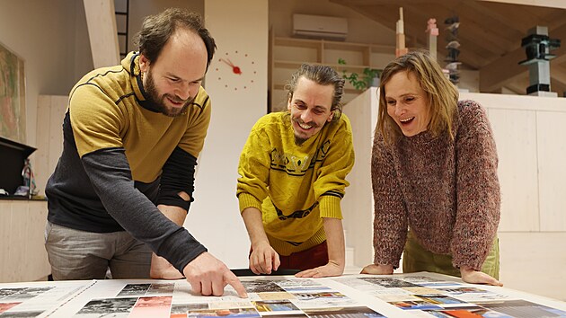 T�m spoluautor� kni�n� verze Jihlavsk�ho architektonick�ho manu�lu (zleva Ji�� Neubert, Filip Kochan a Jana Laubov�) v diskusi nad grafikou knihy, kter� vyjde v b�eznu.