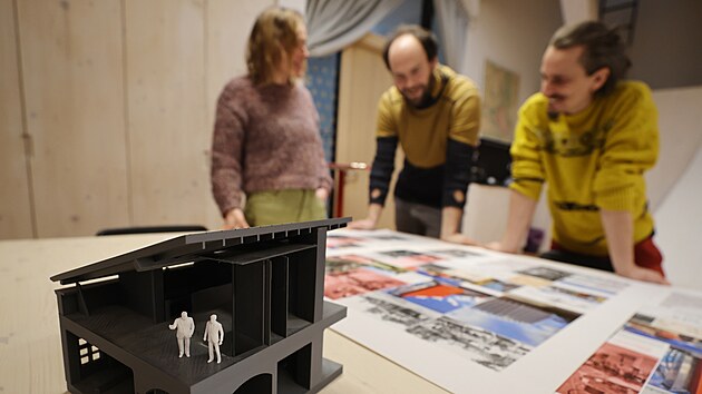 T�m spoluautor� kni�n� verze Jihlavsk�ho architektonick�ho manu�lu v diskusi nad grafikou knihy