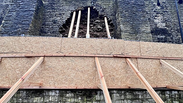 V Lounech se z��tila ��st hradeb. (�nor 2026)