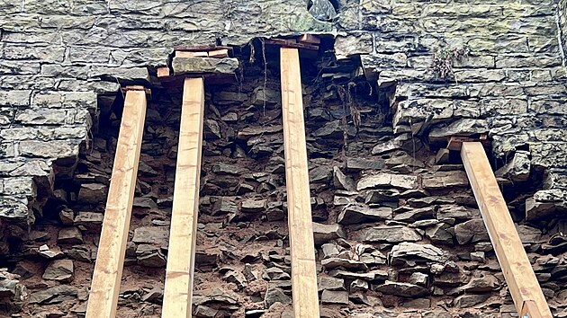 V Lounech se z��tila ��st hradeb. (�nor 2026)