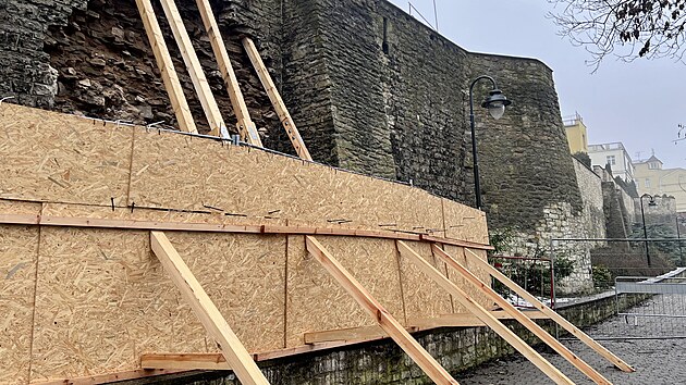 V Lounech se z��tila ��st hradeb. (�nor 2026)