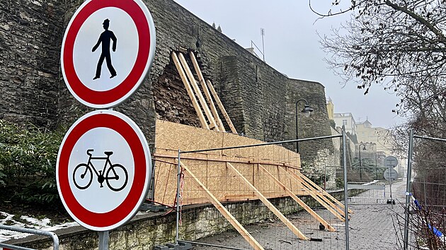 V Lounech se z��tila ��st hradeb. (�nor 2026)