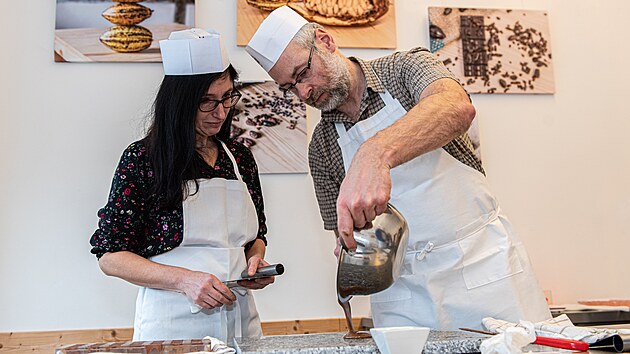 �okol�dovna nab�z� mo�nost pro��t �okol�du naplno � nejen ji ochutnat, ale tak� si ji vlastn�ma rukama vyrobit p�i �okol�dov�ch d�ln�ch a workshopech.