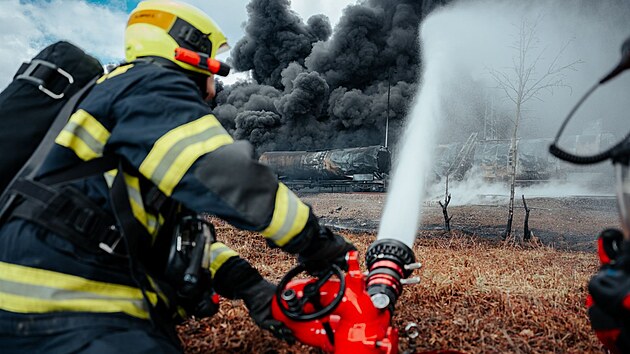 Hasi�i na m�st� pracovali n�kolik dn� v kuse, unikl� benzen ohrozil i okoln� p��rodu a vodn� toky. 