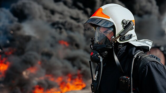 Kr�sn� fotky smutn� ud�losti. Hasi�-fotograf Petr Andr�ko loni sv�m objektivem dokumentoval hasi�sk� z�sah u jedno z nejv�t��ch po��r� v zemi - p�i mimo��dn� nehod� vlakov� soupravy a n�sledn�m �niku benzenu v Hustope��ch nad Be�vou. Za soubor sv�ch sn�mk� s n�zvem ��ern� dech benzenu� byl Andr�ko ocen�n v presti�n� sout�i Czech Press Photo 2025. Server iDNES.cz p�in�� galerii jeho fotografi�.