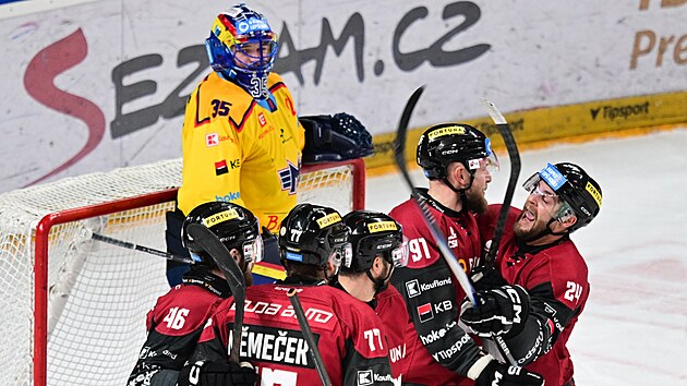 Hokejist� Sparty se raduj� z branky proti Motoru.