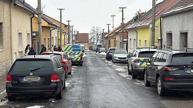Kriminalist� vy�et�uj� v obci Pchery na Kladensku n�siln� trestn� �in, p�i kter�m zem�ela �esta�ty�icetilet� �ena, podez�el�ho mu�e zadr�eli. (3. �nora 2026)