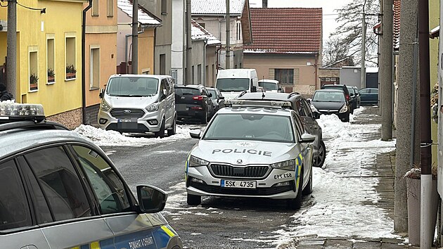 Kriminalist� vy�et�uj� v obci Pchery na Kladensku n�siln� trestn� �in, p�i kter�m zem�ela �esta�ty�icetilet� �ena, podez�el�ho mu�e zadr�eli. (3. �nora 2026)