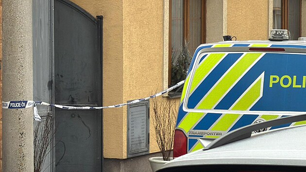 Kriminalist� vy�et�uj� v obci Pchery na Kladensku n�siln� trestn� �in, p�i kter�m zem�ela �esta�ty�icetilet� �ena, podez�el�ho mu�e zadr�eli. (3. �nora 2026)