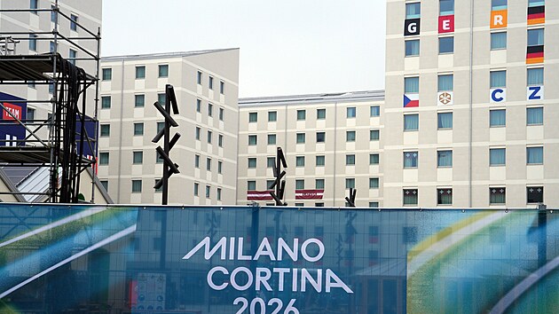 Na budov� v olympijsk� vesnici najdete �eskou vlajku.