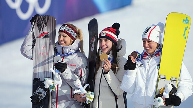Olympijsk� medailistky v paraleln�m slalomu. Vlevo st��brn� Sabine Payerov�, uprost�ed zlat� Zuzana Mad�rova a vpravo bronzov� Lucia Dalmassov�.