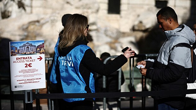 ��m chce zkrotit masov� turismus, u font�ny di Trevi nov� vyb�r� poplatek 2 eura. (2. �nora 2026)