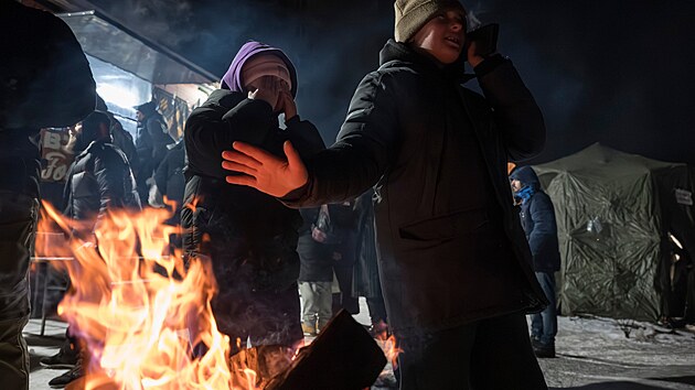 V Kyjev� se lid� zah��vaj� u ohn� v obytn� �tvrti, kde nemaj� ve sv�ch domovech...