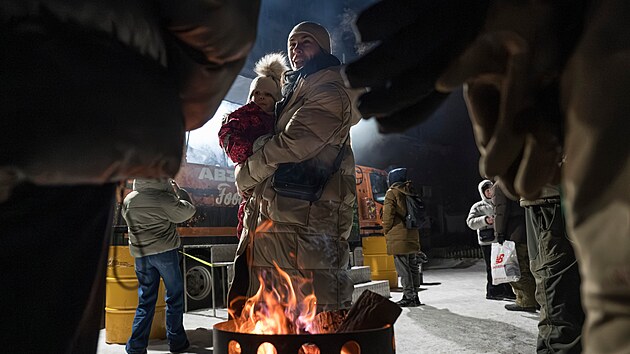 V Kyjev� se lid� zah��vaj� u ohn� v obytn� �tvrti, kde nemaj� ve sv�ch domovech...