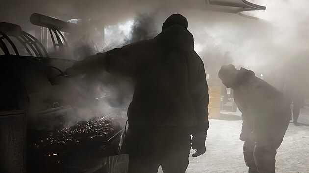 Netekla voda, nejelo metro, ��dn� elekt�ina. Ukrajinu postihl masivn� blackout. Na sn�mku lid� v Kyjev�. (31. ledna 2026)